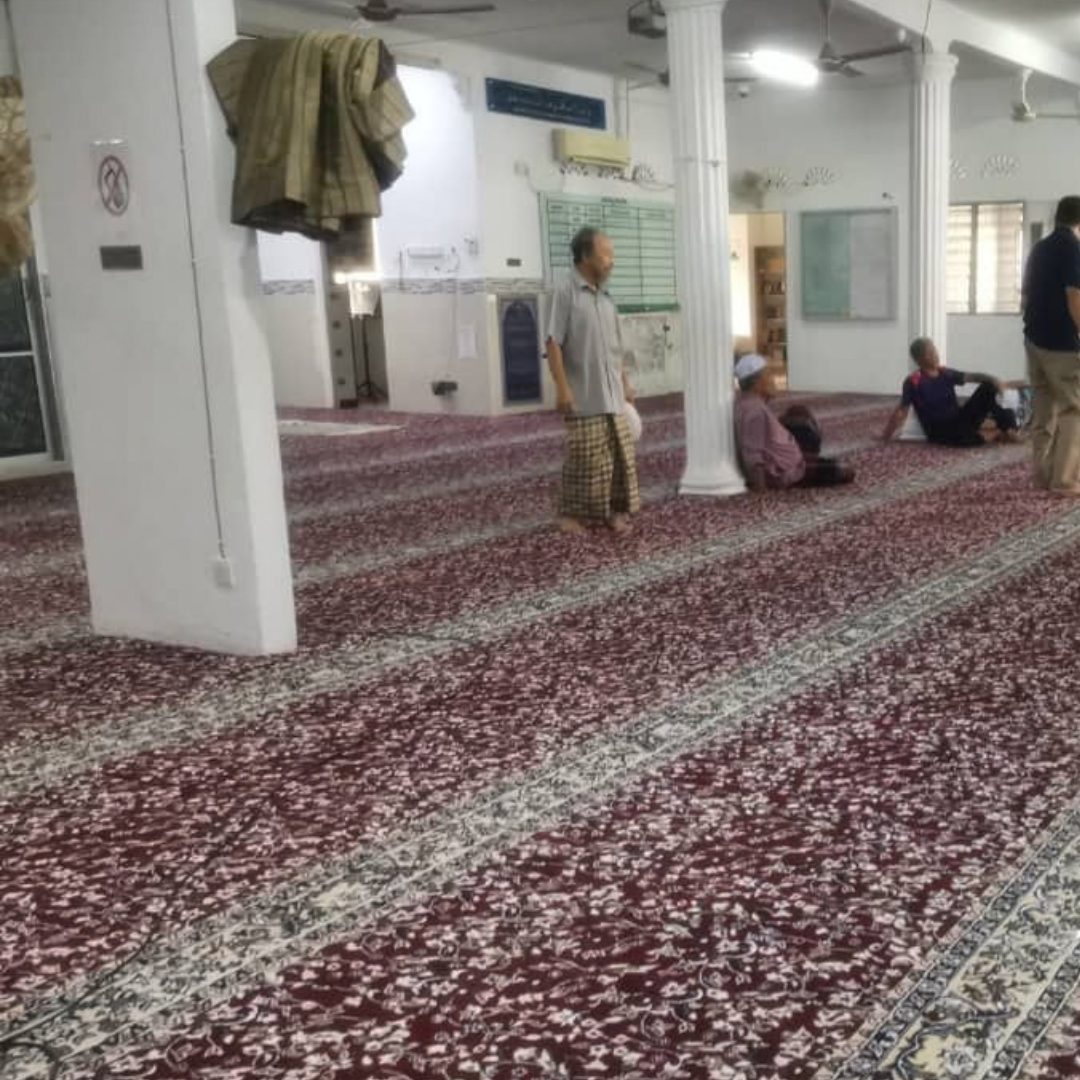 Ruang solat dengan karpet masjid